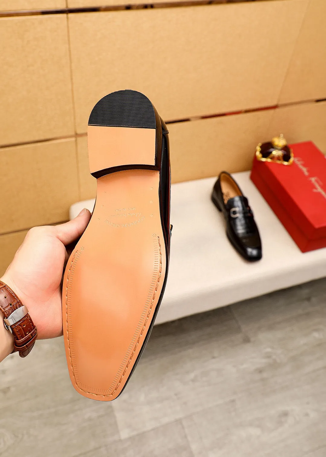 Men's shoes 💰442 💐 Product trademark: Ferragamo "Ferragamo" casual leather shoes Regular size: 38-44 (45.46🉑️customized) Product materials: Selected imported first-layer calfskin embossed upper + original hardware buckle, imported water-dyed cow leather lining. Strong three-dimensional visual effect, combined outsole Color: 1⃣️color optional